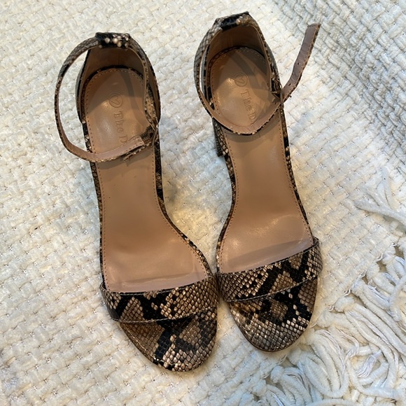 Snakeskin heels - Picture 3 of 3